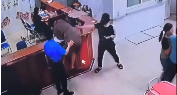 Công an làm việc với người đàn ông tấn công nhân viên y tế tại Nghệ An